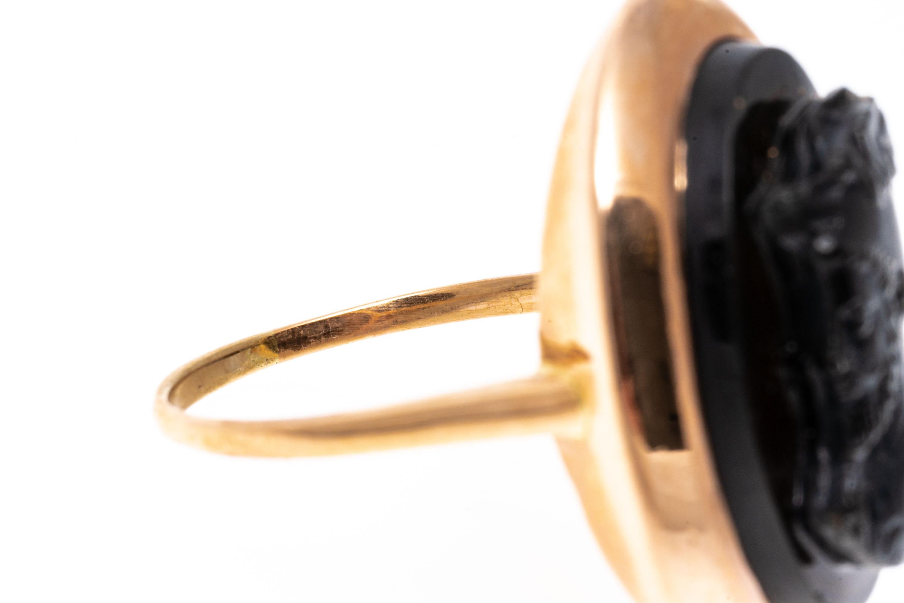 Victorien Camée ovale vintage en or rose 14 carats avec onyx noir ourlé, tourné vers la gauche en vente