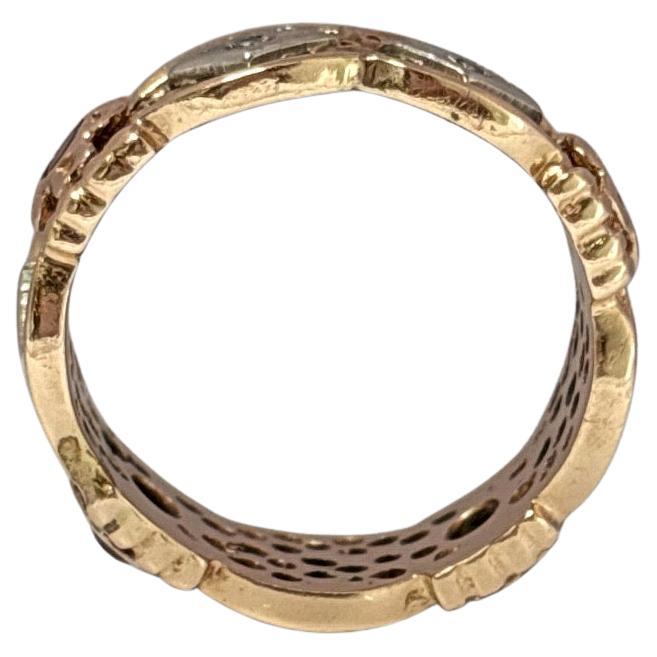 Cette exquise bague à anneau en or rose 14k présente un savoir-faire intemporel et un charme vintage délicat. Avec environ 0,35 carats de rubis richement colorés, chacun serti dans des motifs floraux complexes, la bague rayonne de chaleur et