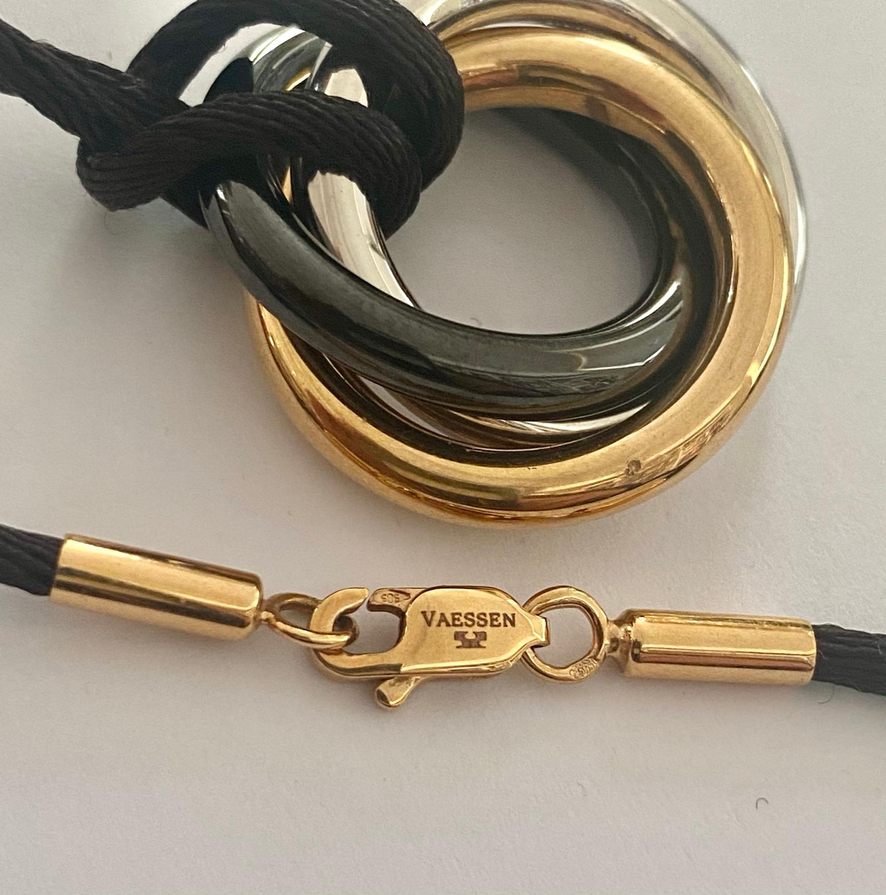 Un ciondolo in oro rosa-bianco 14K. composto da:
1 anello in oro rosa, 1 anello in oro e un anello in ceramica nera.
Una collana di seta nera con chiusura in oro rosa (14K).
Firmato: Elaine Firenze = Italia.
Peso totale: 10.92 grammi
lunghezza della