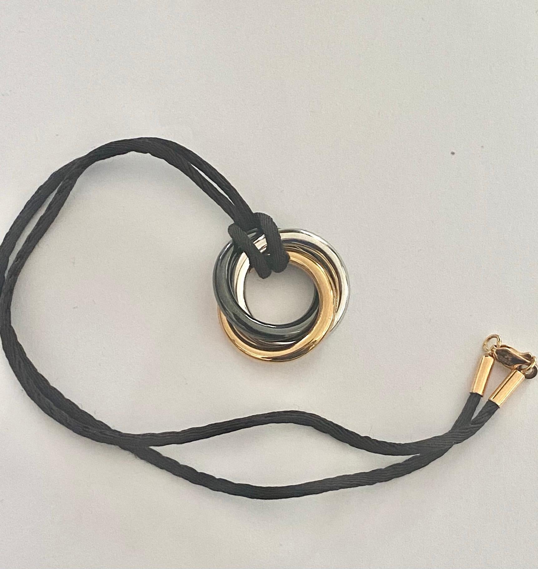 14K. Anello in oro rosa e bianco e retro in ceramica come ciondolo, collana di seta nera In condizioni Nuovo in vendita a Heerlen, NL
