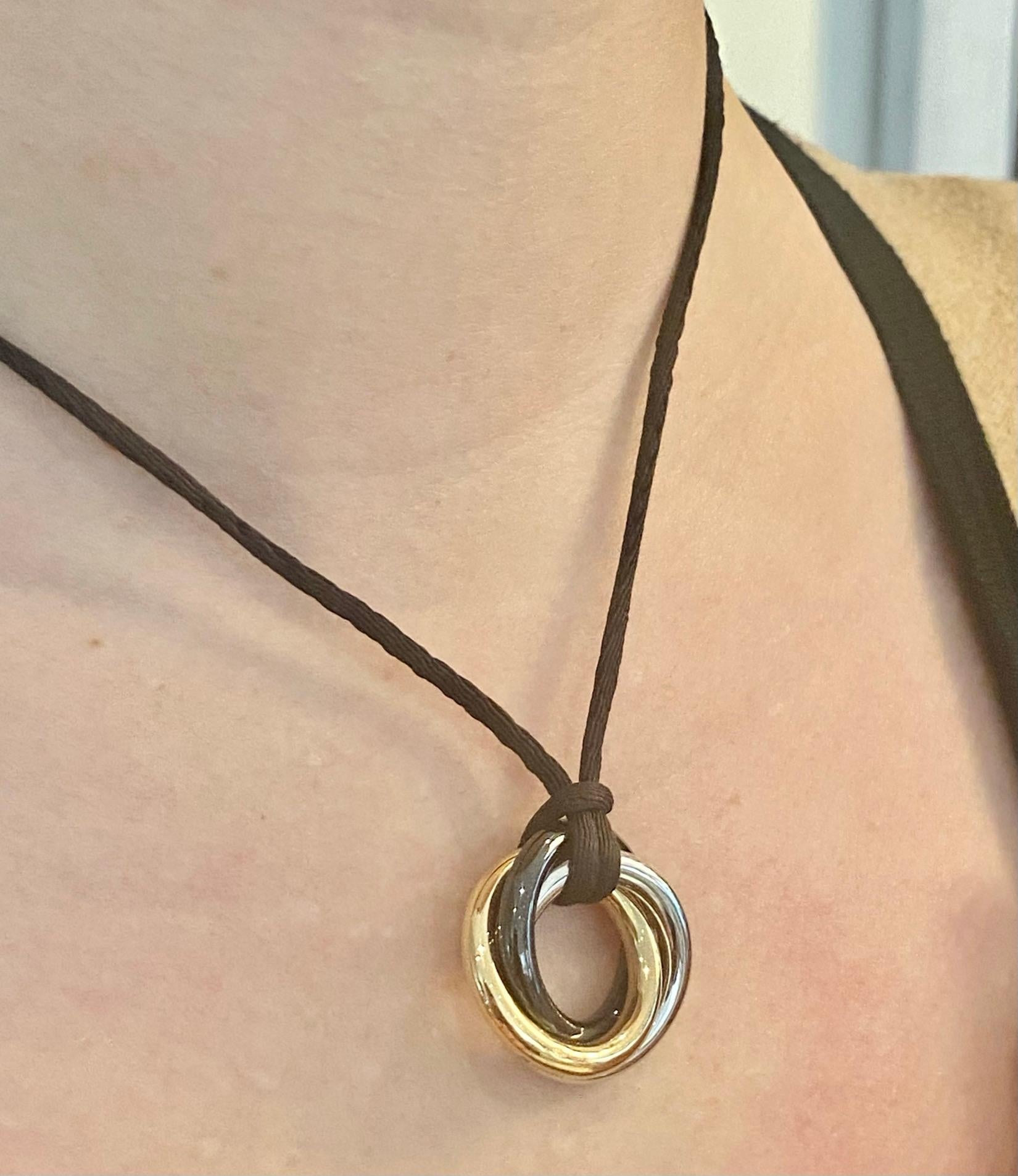 14K. Anello in oro rosa e bianco e retro in ceramica come ciondolo, collana di seta nera in vendita 1