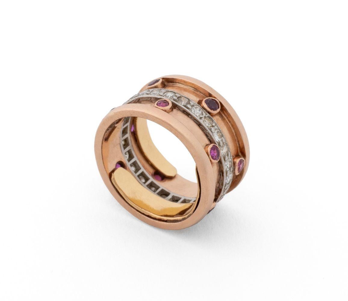 Fascia con rubini e diamanti in oro rosa e oro bianco 14K, con dodici castoni incastonati  rubini rotondi sfaccettati per un peso totale di circa 0,50 carati, impreziositi da ventisei diamanti rotondi taglio brillante incastonati per un peso totale