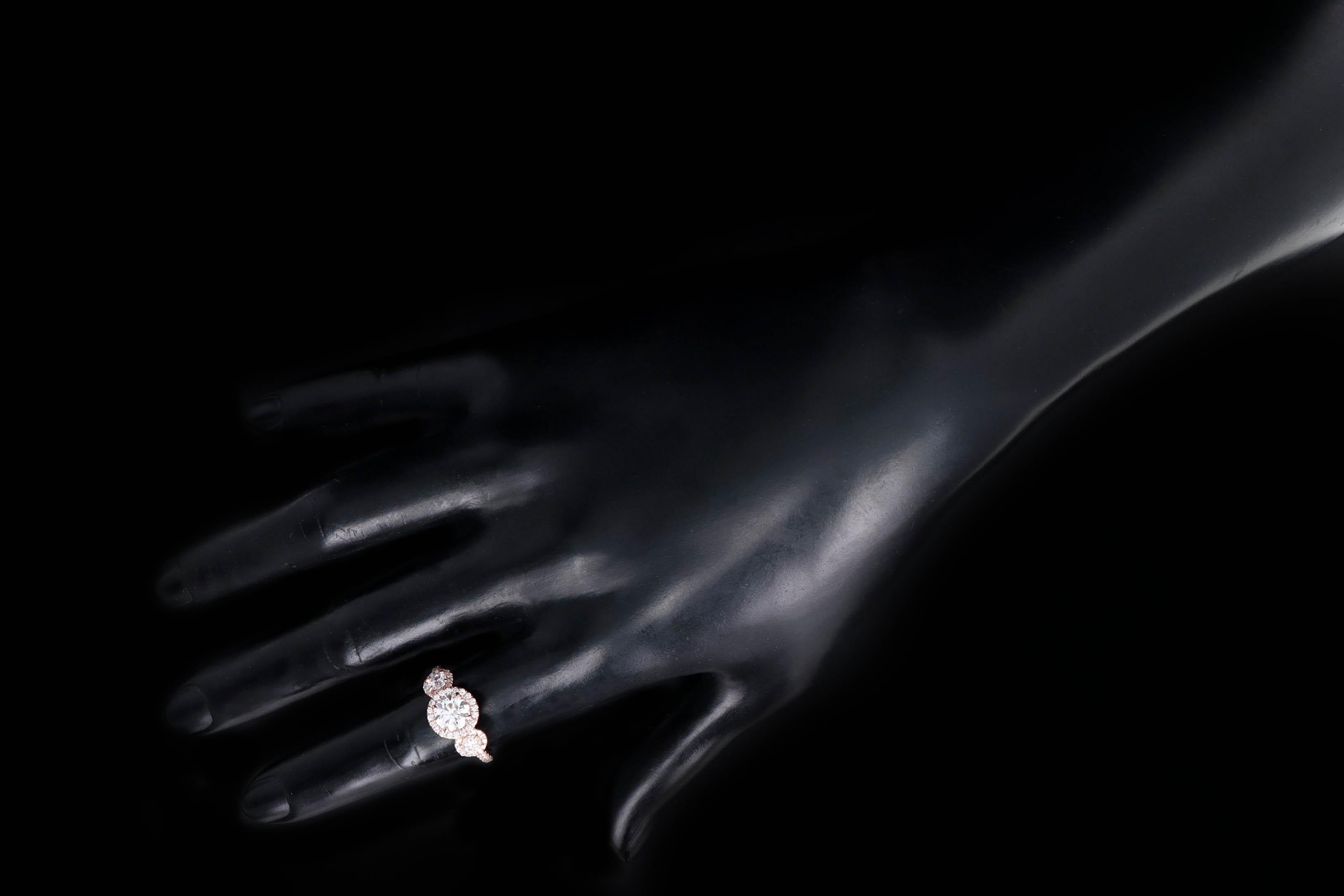 Bague de fiançailles en or rose 14 carats avec halo de trois pierres et diamants ronds brillants de 1,05 carat en vente 3