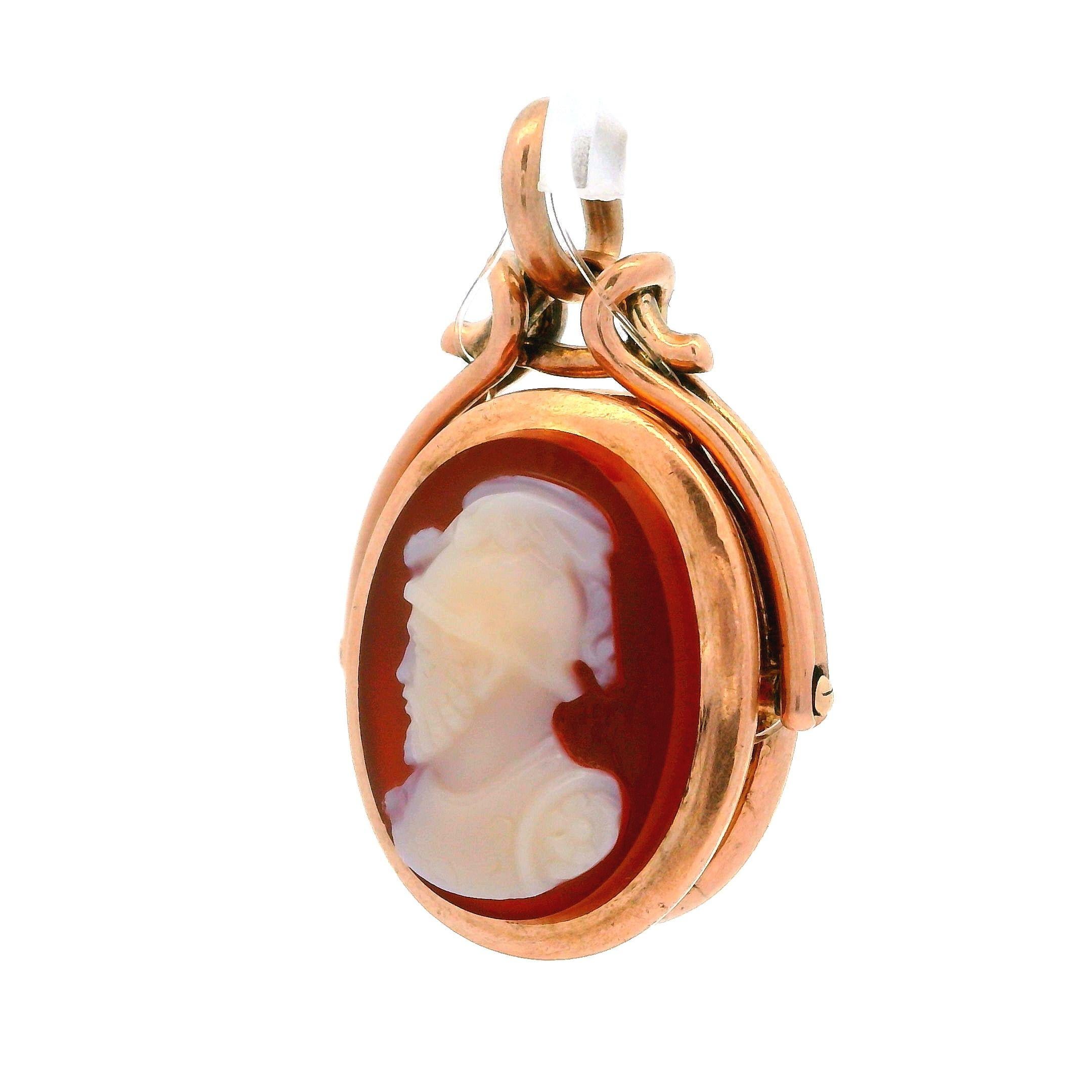 Taille ovale Pendentif tourbillonnant en or jaune rosé 14 carats avec camée chevalier gravé en pierre dure en vente
