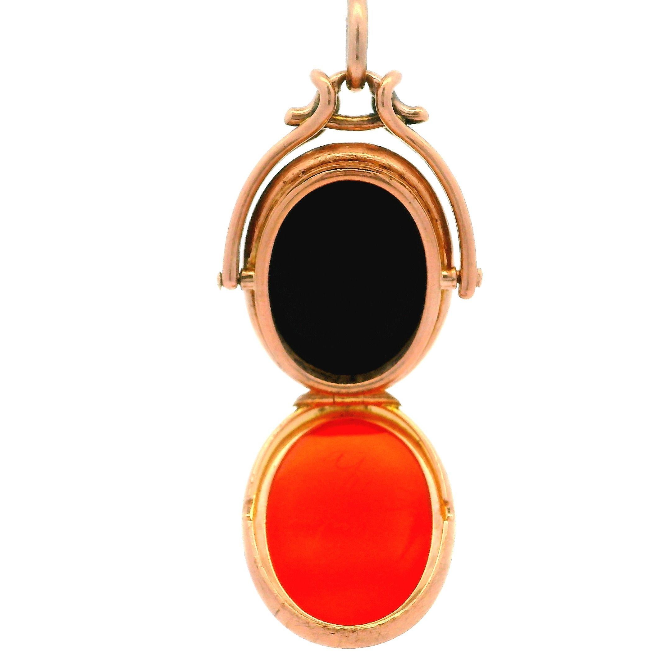 Pendentif tourbillonnant en or jaune rosé 14 carats avec camée chevalier gravé en pierre dure Excellent état - En vente à Montclair, NJ