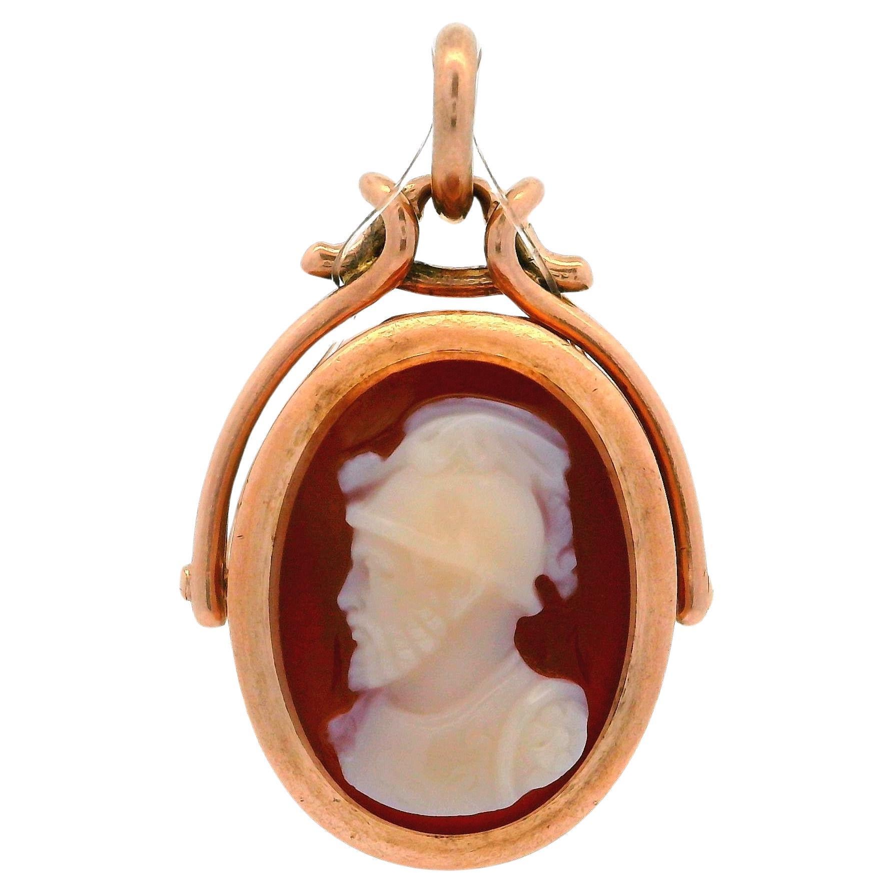 Pendentif tourbillonnant en or jaune rosé 14 carats avec camée chevalier gravé en pierre dure