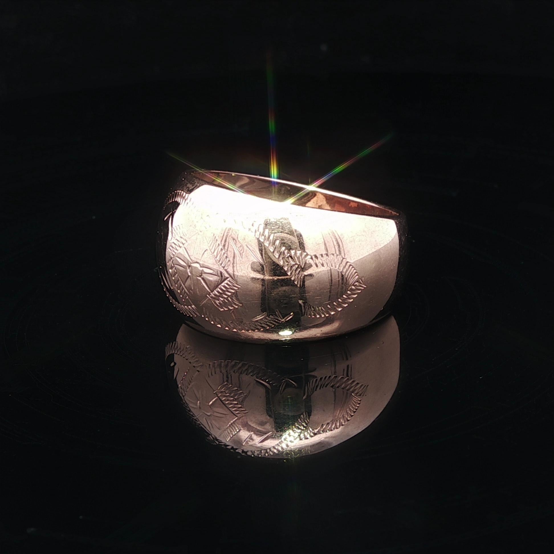 Anello a fascia larga a sigaro in oro giallo rosato 14k con finitura lucida, inciso a mano e a cupola in vendita 6