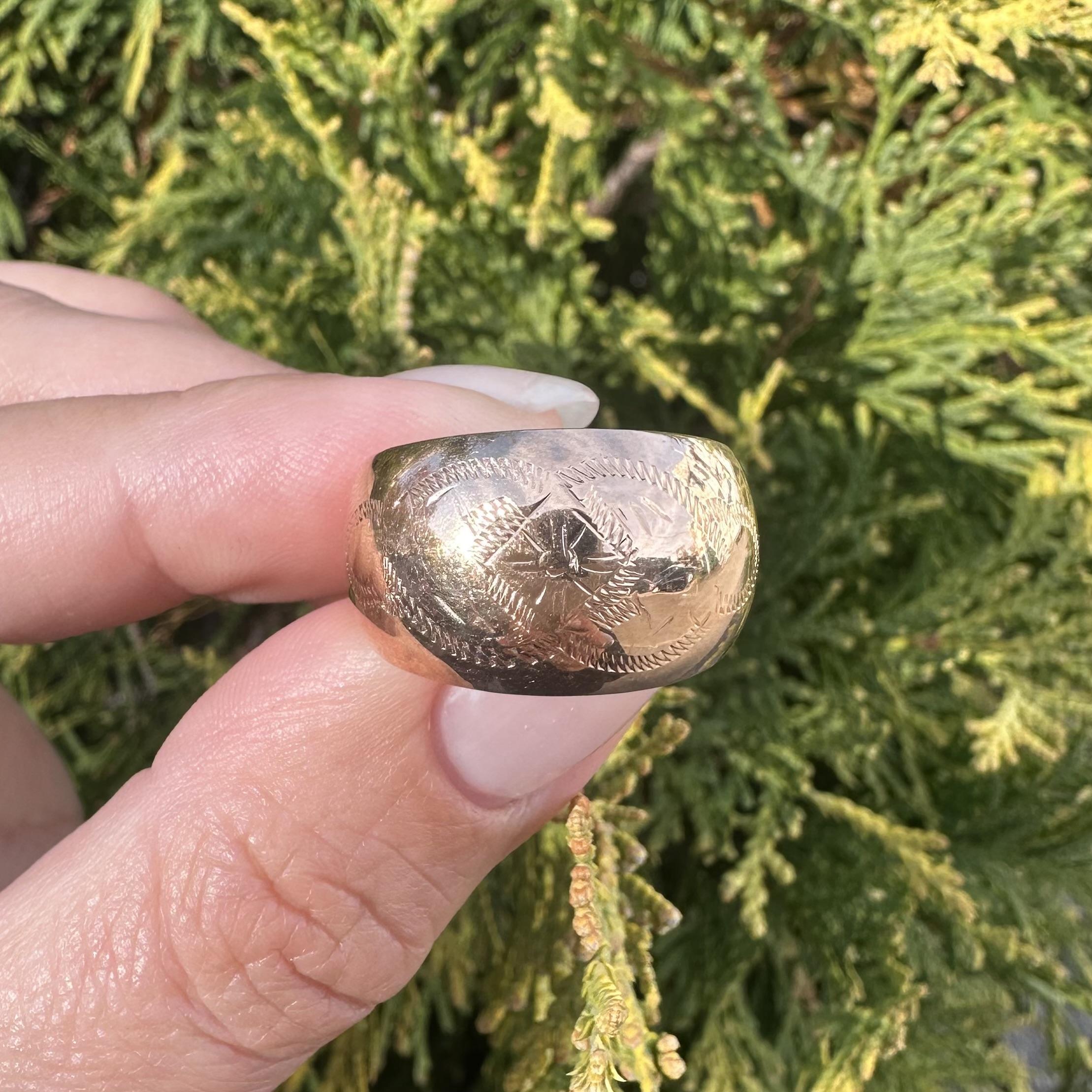 Anello a fascia larga a sigaro in oro giallo rosato 14k con finitura lucida, inciso a mano e a cupola in vendita 7