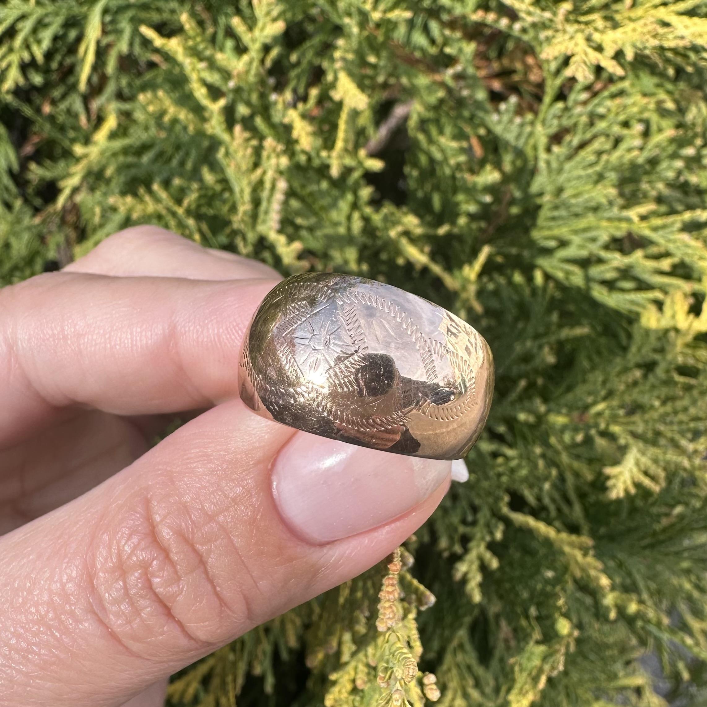 Anello a fascia larga a sigaro in oro giallo rosato 14k con finitura lucida, inciso a mano e a cupola in vendita 8