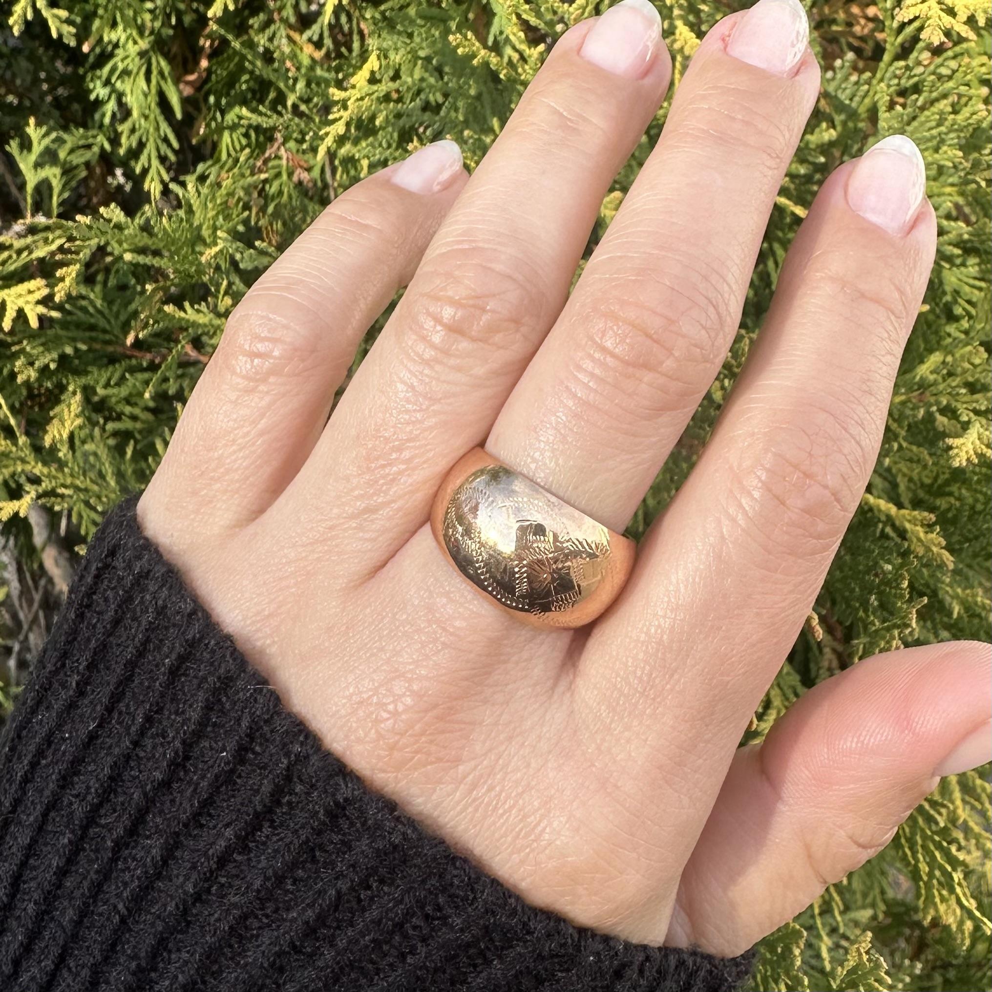 Anello a fascia larga a sigaro in oro giallo rosato 14k con finitura lucida, inciso a mano e a cupola in vendita 9