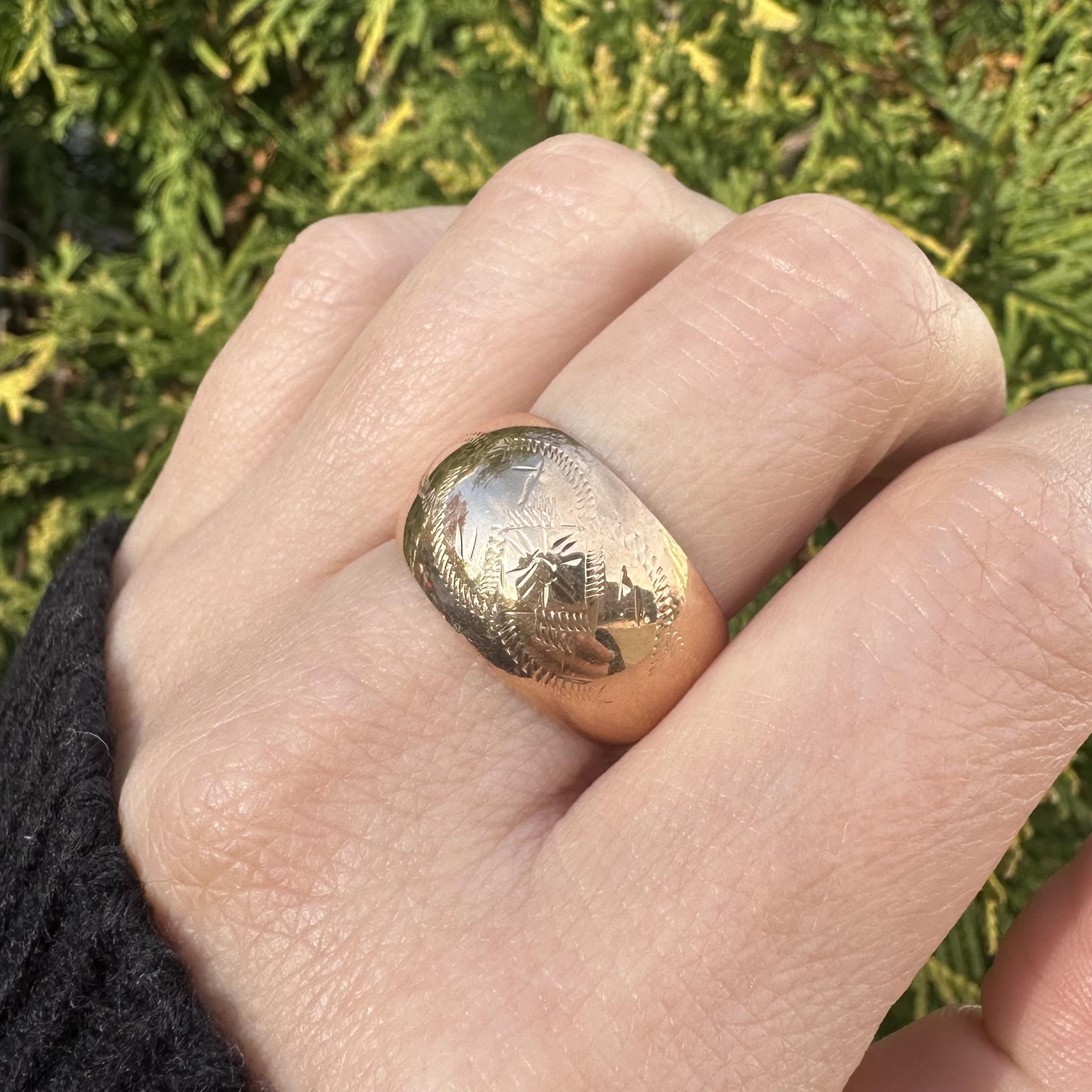 Anello a fascia larga a sigaro in oro giallo rosato 14k con finitura lucida, inciso a mano e a cupola in vendita 10