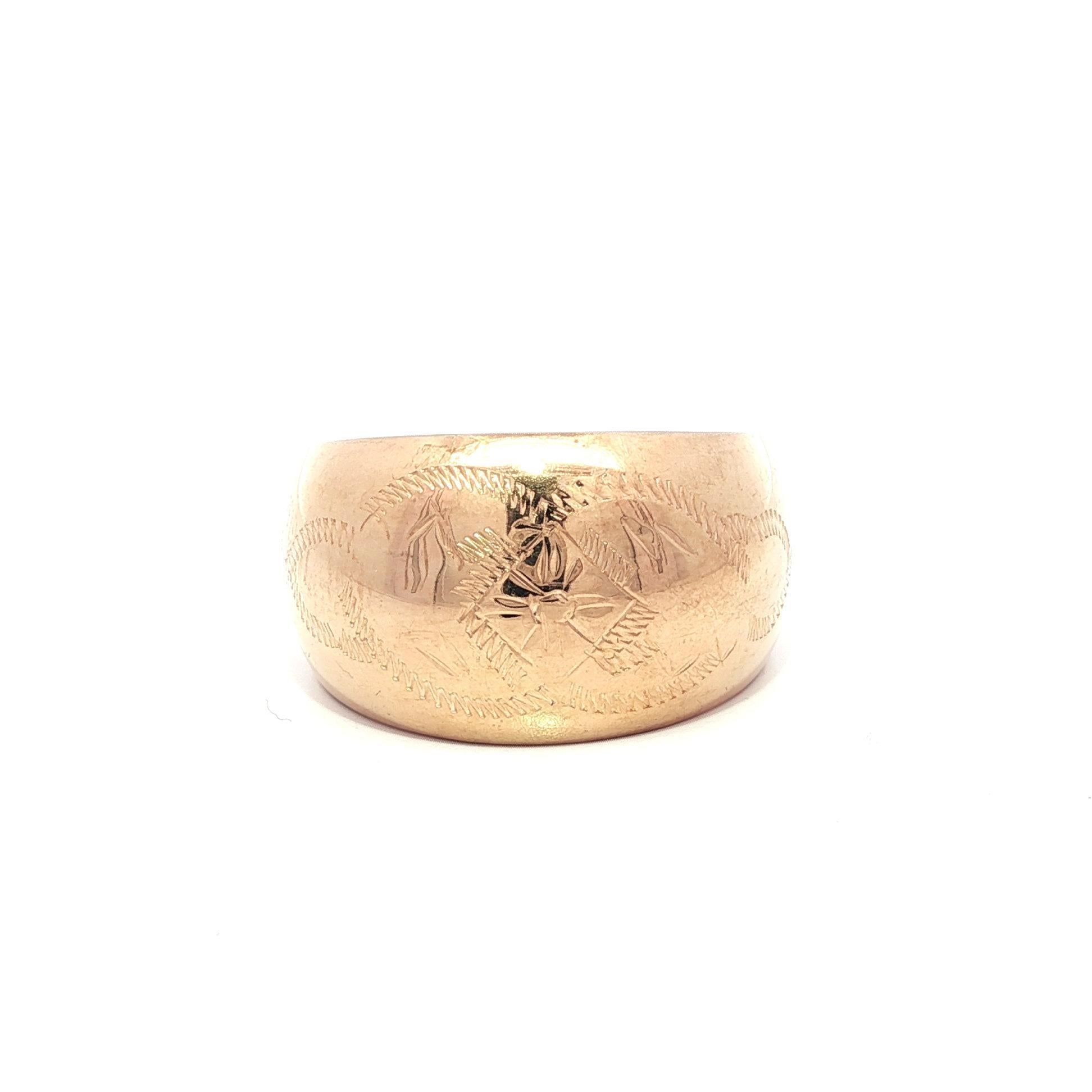 Anello a fascia larga a sigaro in oro giallo rosato 14k con finitura lucida, inciso a mano e a cupola In condizioni buone in vendita a Montclair, NJ