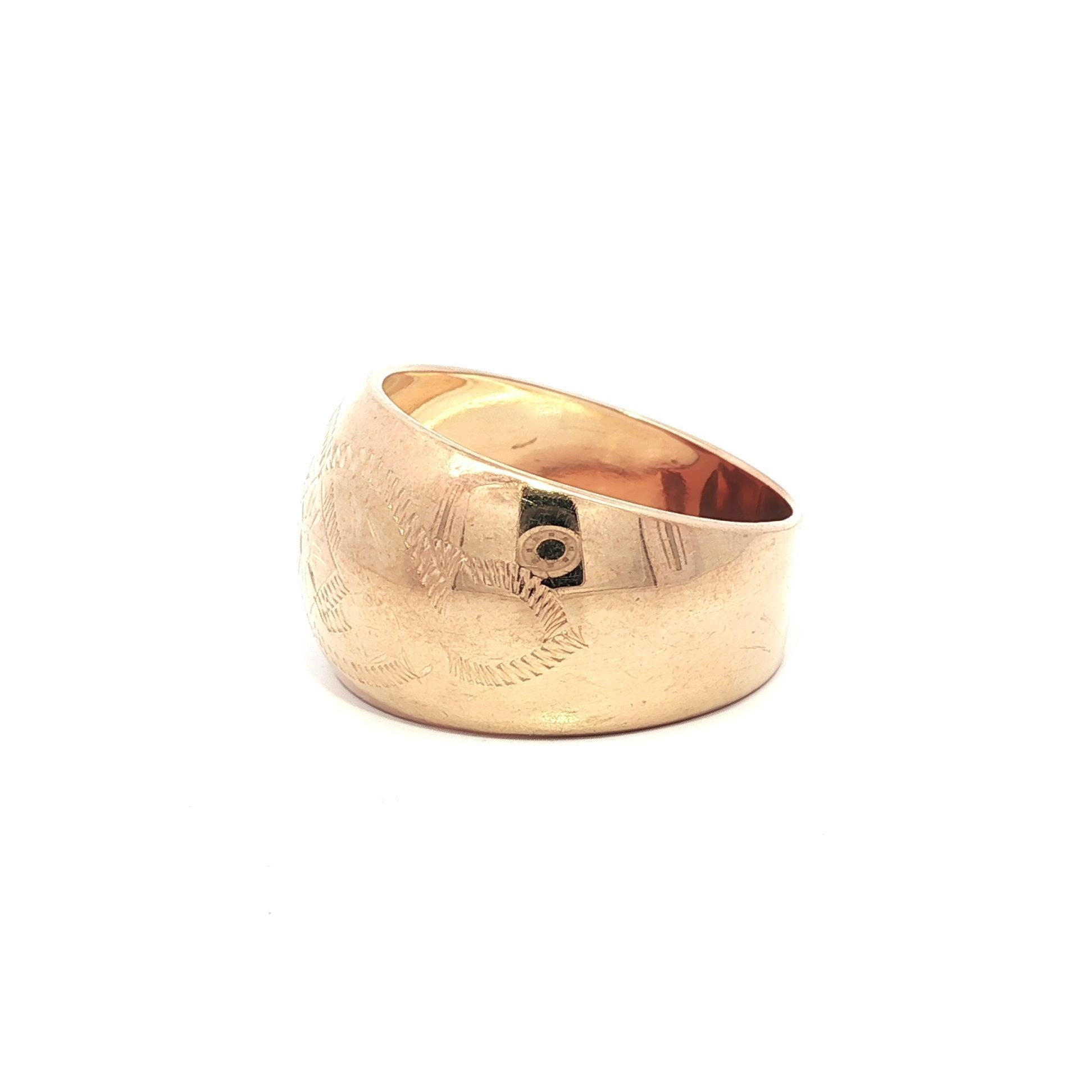 Anello a fascia larga a sigaro in oro giallo rosato 14k con finitura lucida, inciso a mano e a cupola in vendita 2