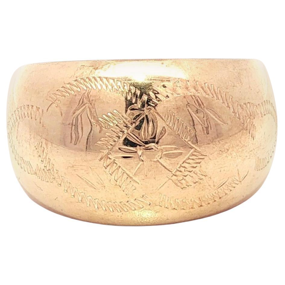 Bague en or jaune 14k rose, polie et gravée à la main, avec un large anneau en forme de cigare. en vente