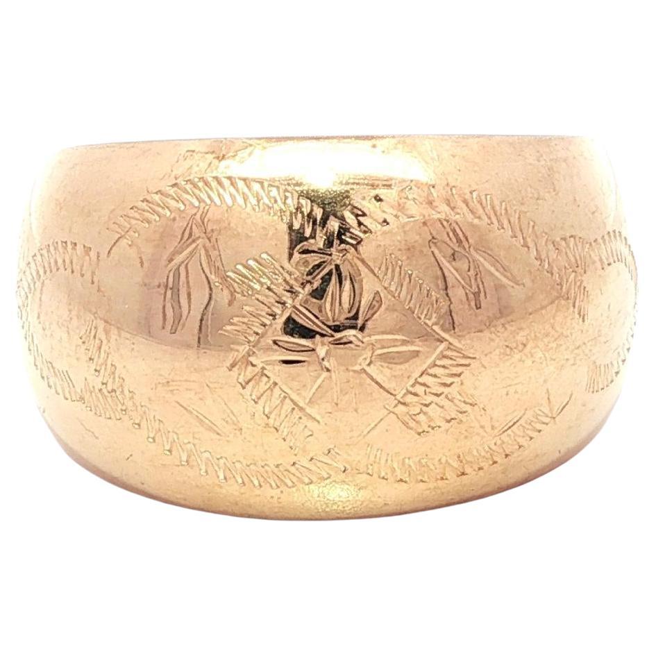 Anello a fascia larga a sigaro in oro giallo rosato 14k con finitura lucida, inciso a mano e a cupola in vendita