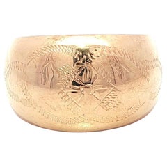 Anello a fascia larga a sigaro in oro giallo rosato 14k con finitura lucida, inciso a mano e a cupola