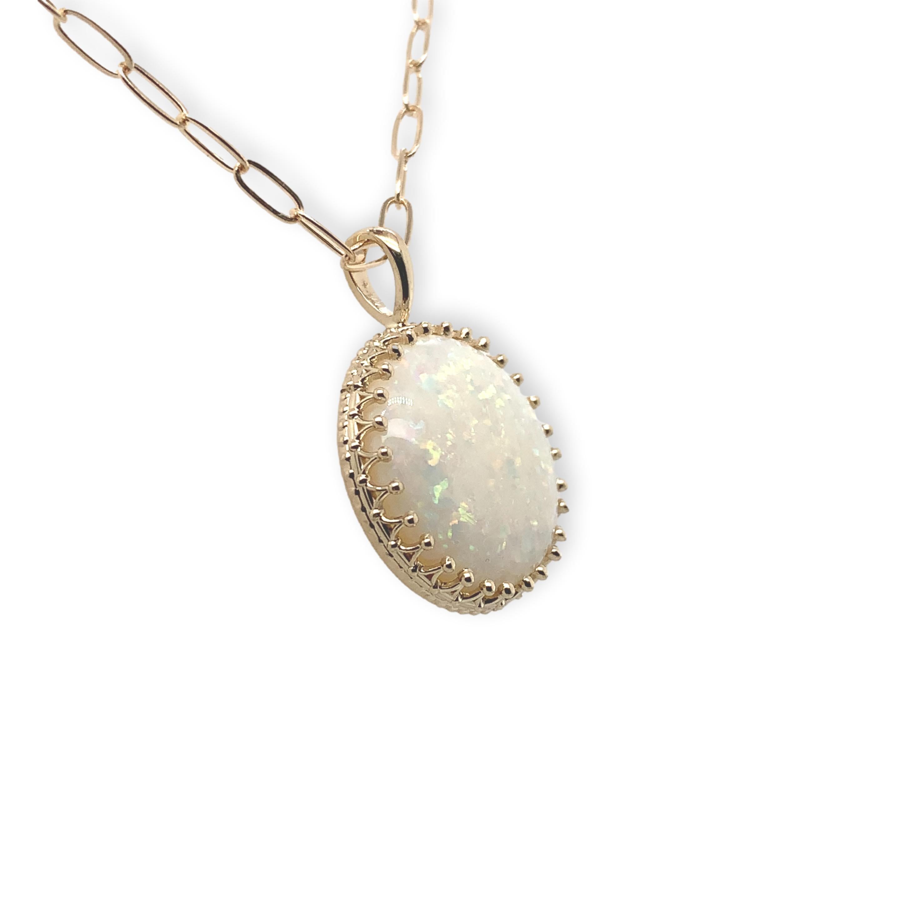 Pendente in oro giallo 14K con opale australiano da 7,48 carati. L'opale rotondo ha un vivace gioco di colori con molti flash rosa.  L'opale misura circa 16 mm. Il ciondolo misura 1