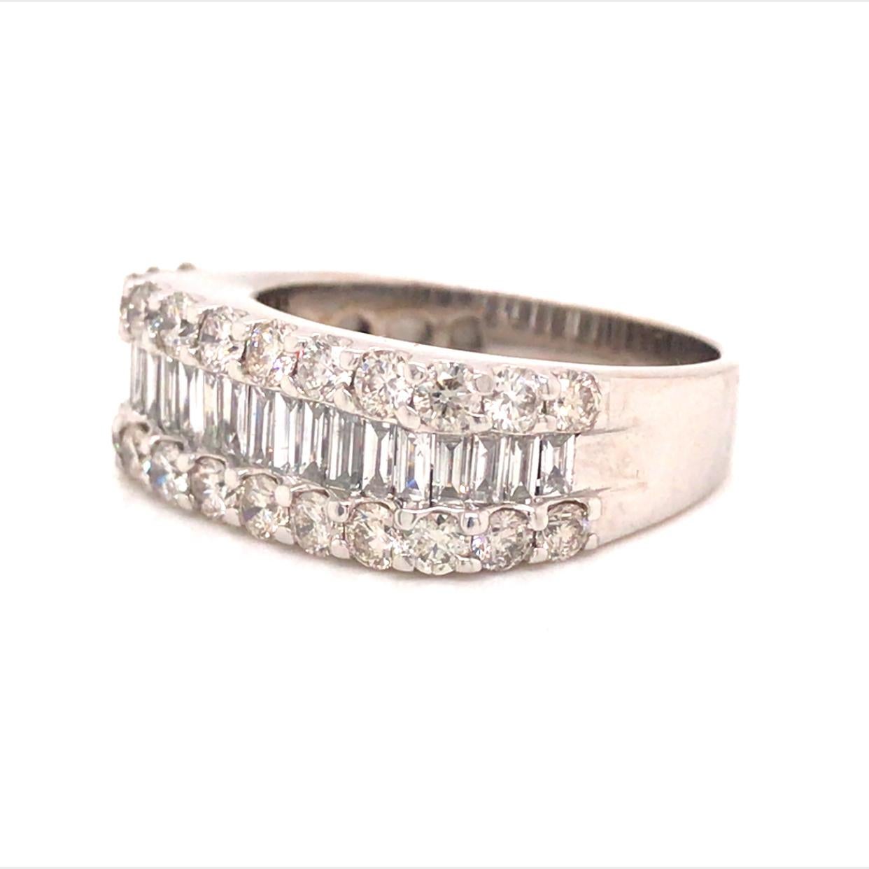 14 Karat runder und Baguette-Diamantring aus Weißgold (Baguetteschliff) im Angebot