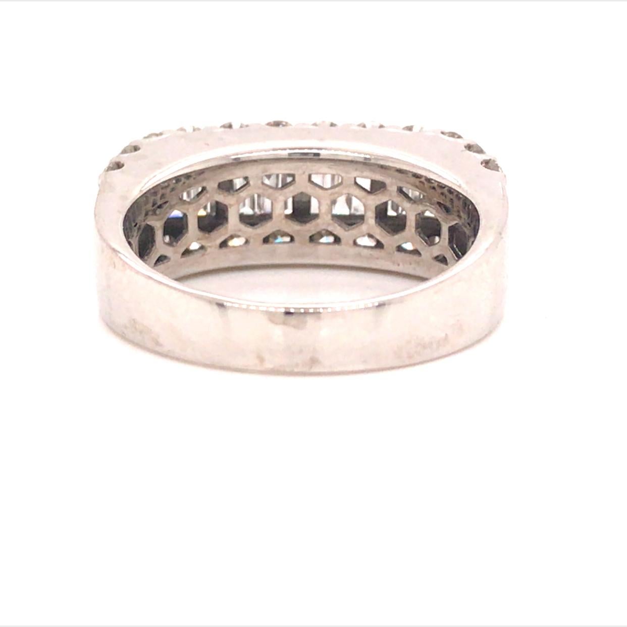 14K Round and Baguette Diamond Band White Gold In Good Condition For Sale In Boca Raton, FL