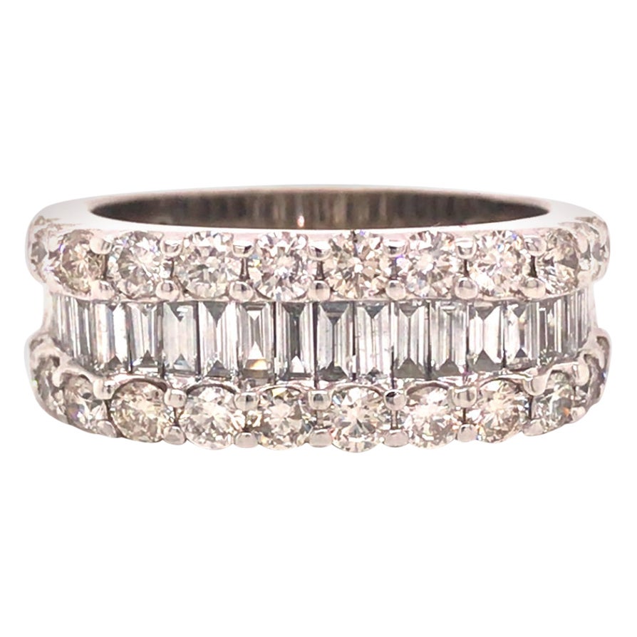 14 Karat runder und Baguette-Diamantring aus Weißgold im Angebot