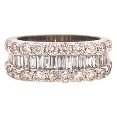 14 Karat runder und Baguette-Diamantring aus Weißgold