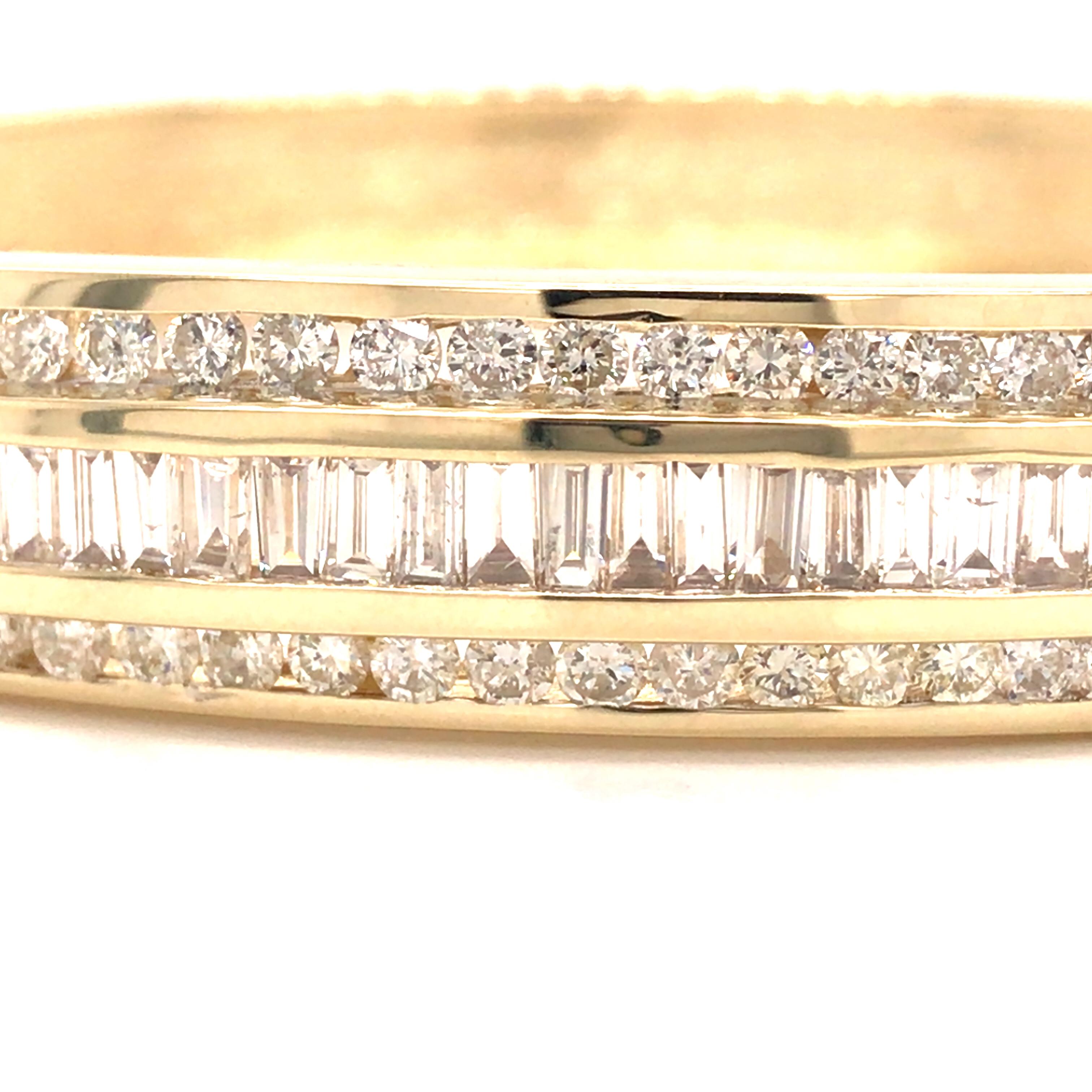 Armreif aus 14 Karat Gelbgold mit runden und Baguette-Diamanten (Rundschliff) im Angebot