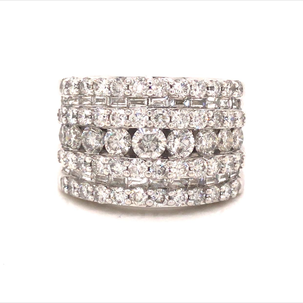 7-reihiges Band mit runden und Baguette-Diamanten aus 14 Karat Weißgold.  Runder Brillantschliff und Baguette-Diamant mit einem Gesamtgewicht von 3,75 Karat, G-I in der Farbe und VS-I1 in der Reinheit sind fachmännisch gefasst.  Das Band misst 7/16