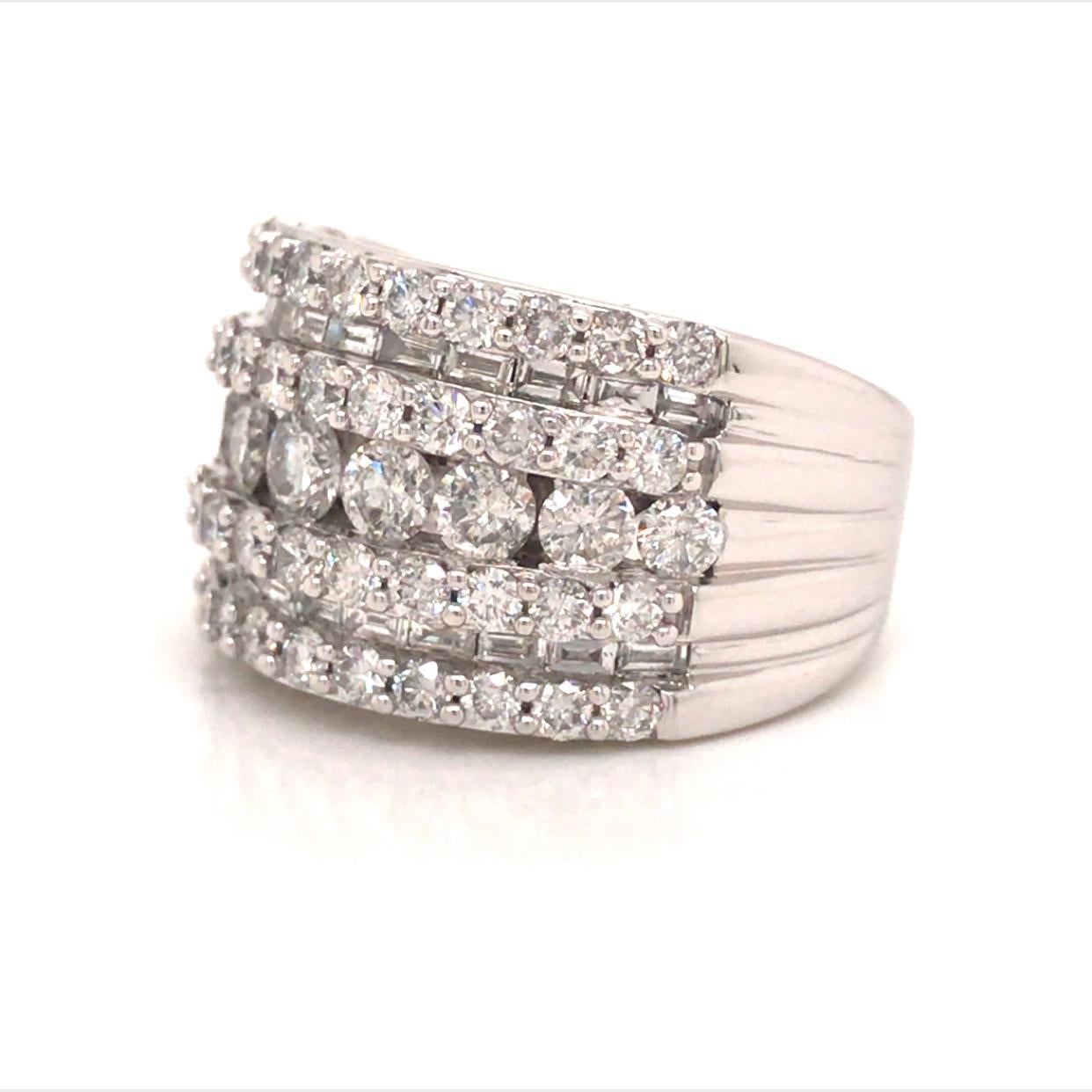 14 Karat Weißgold breites 7-reihiges Band mit runden 14 Karat Diamanten Baguette (Rundschliff) im Angebot