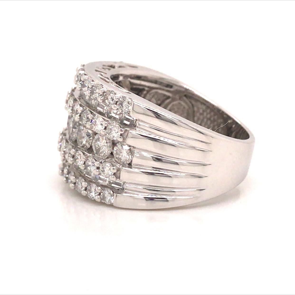 14 Karat Weißgold breites 7-reihiges Band mit runden 14 Karat Diamanten Baguette im Zustand „Hervorragend“ im Angebot in Boca Raton, FL