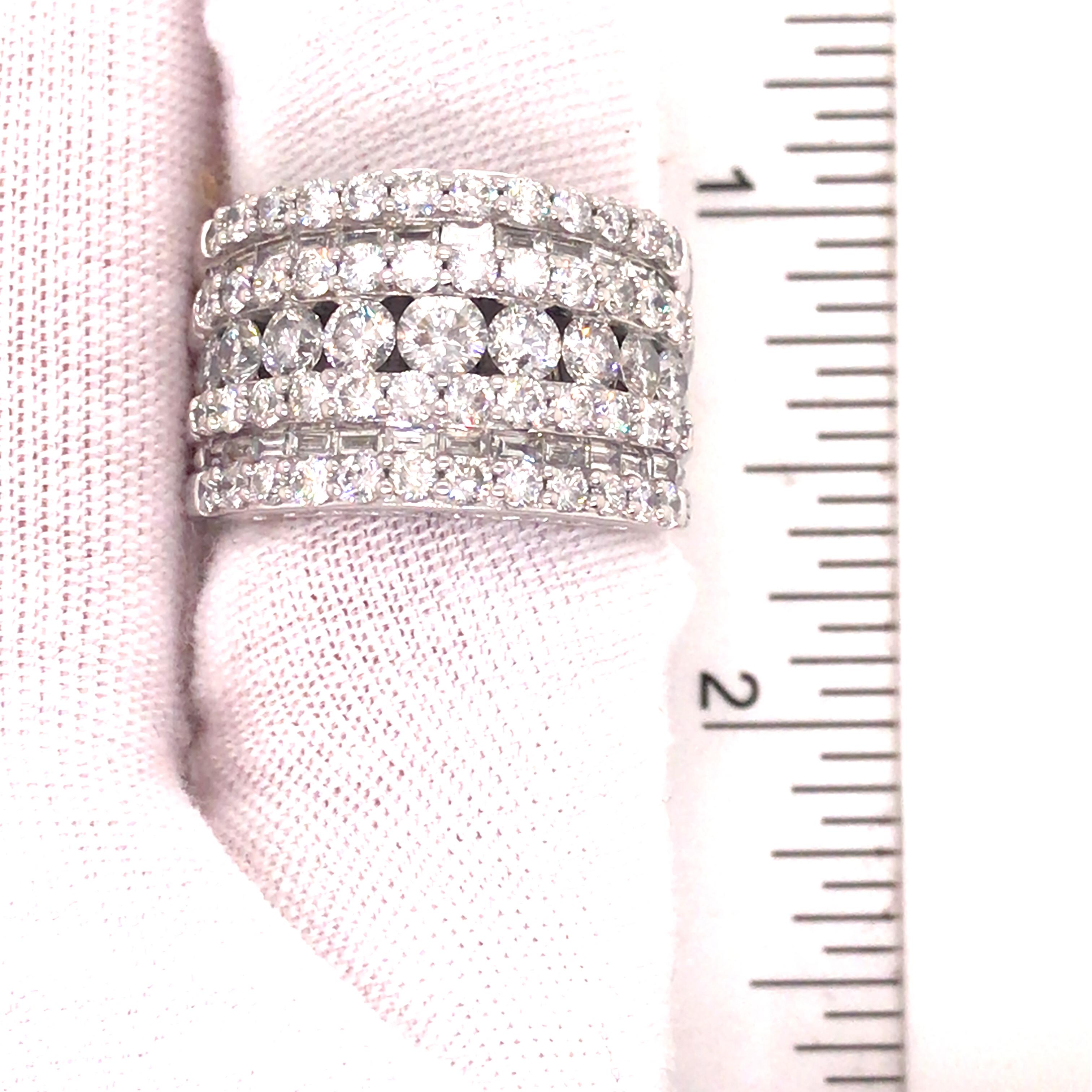 14 Karat Weißgold breites 7-reihiges Band mit runden 14 Karat Diamanten Baguette im Angebot 1
