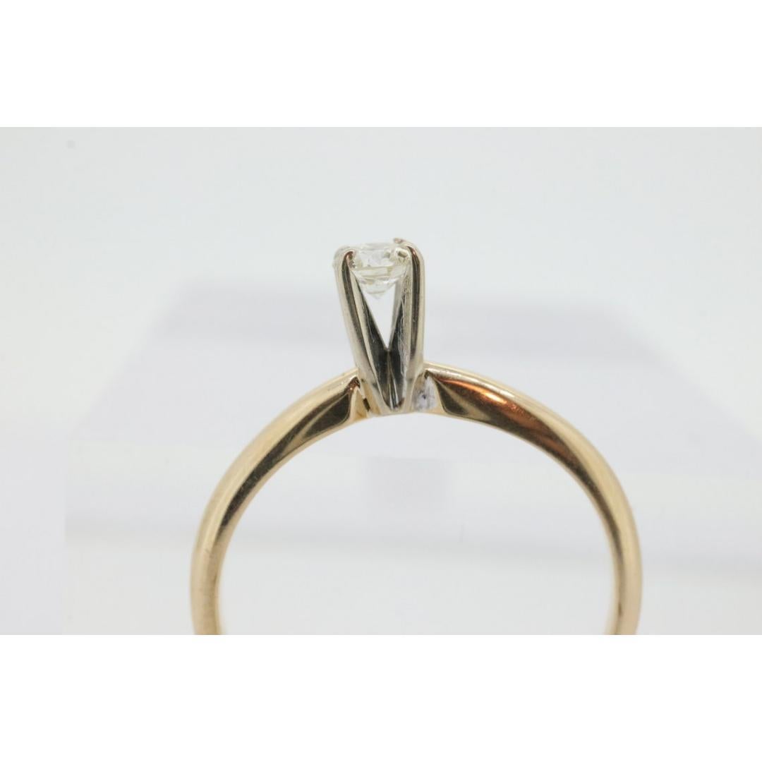 Anillo solitario de diamante redondo de 14k . Pequeño anillo de compromiso de diamantes de 0,17 ct. Alta en Bueno estado para la venta en Port Charlotte, FL