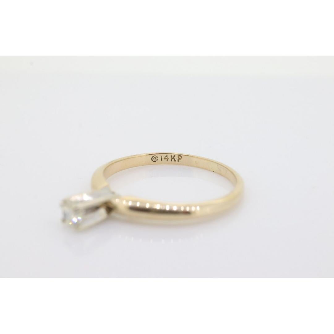 Anillo solitario de diamante redondo de 14k . Pequeño anillo de compromiso de diamantes de 0,17 ct. Alta en venta 2
