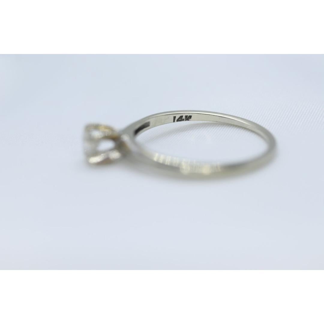 Vintage By aus den 1990er Jahren
MATERIALIEN: Roségold
Edelstein: Diamant
Edelsteinfarbe: Farblos
Bandfarbe: Weiß

Stil: Minimalistisch

Kleiner Verlobungsring. Hochwertiger runder Diamant Solitär in Zackenfassung.

Zustand: Band hat kleine Kratzer.