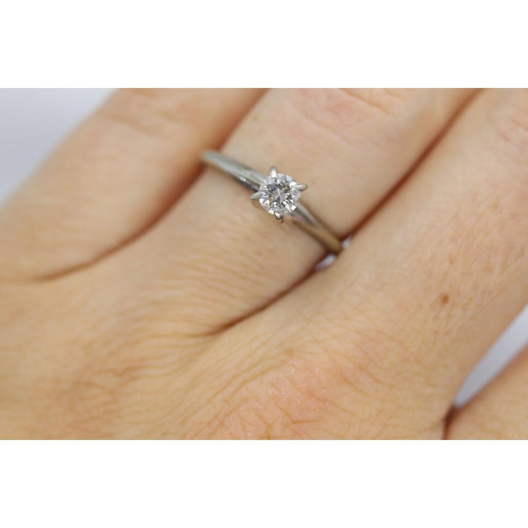 14k runder Diamant Solitär Ring . Kleiner 1/4 Karat Diamant-Verlobungsring. Weiß im Angebot 1