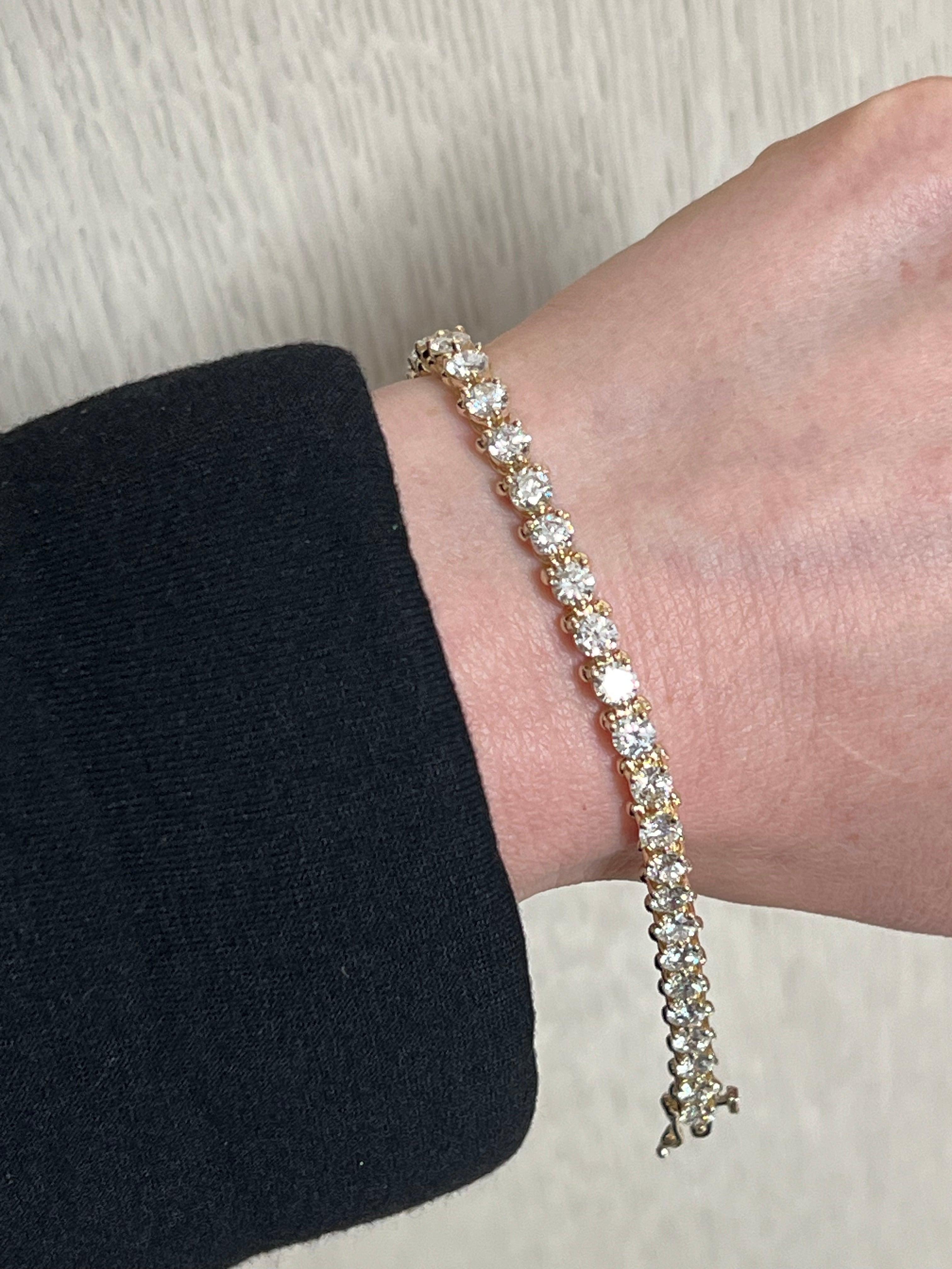 Round Cut Signature Round Diamond 14K Yellow Gold Tennis Bracelet For Sale