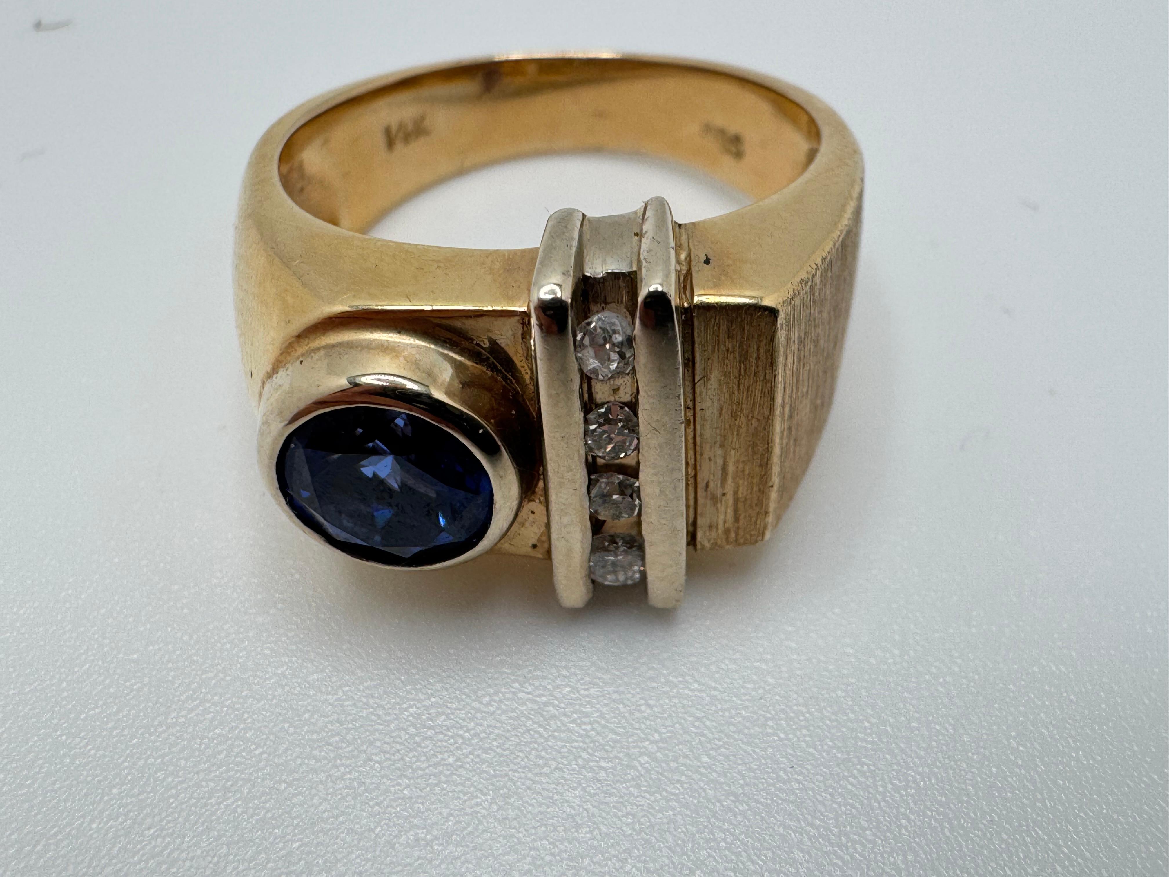 Anello con zaffiro rotondo e 3 diamanti 14K In condizioni buone in vendita a Palm Desert, CA