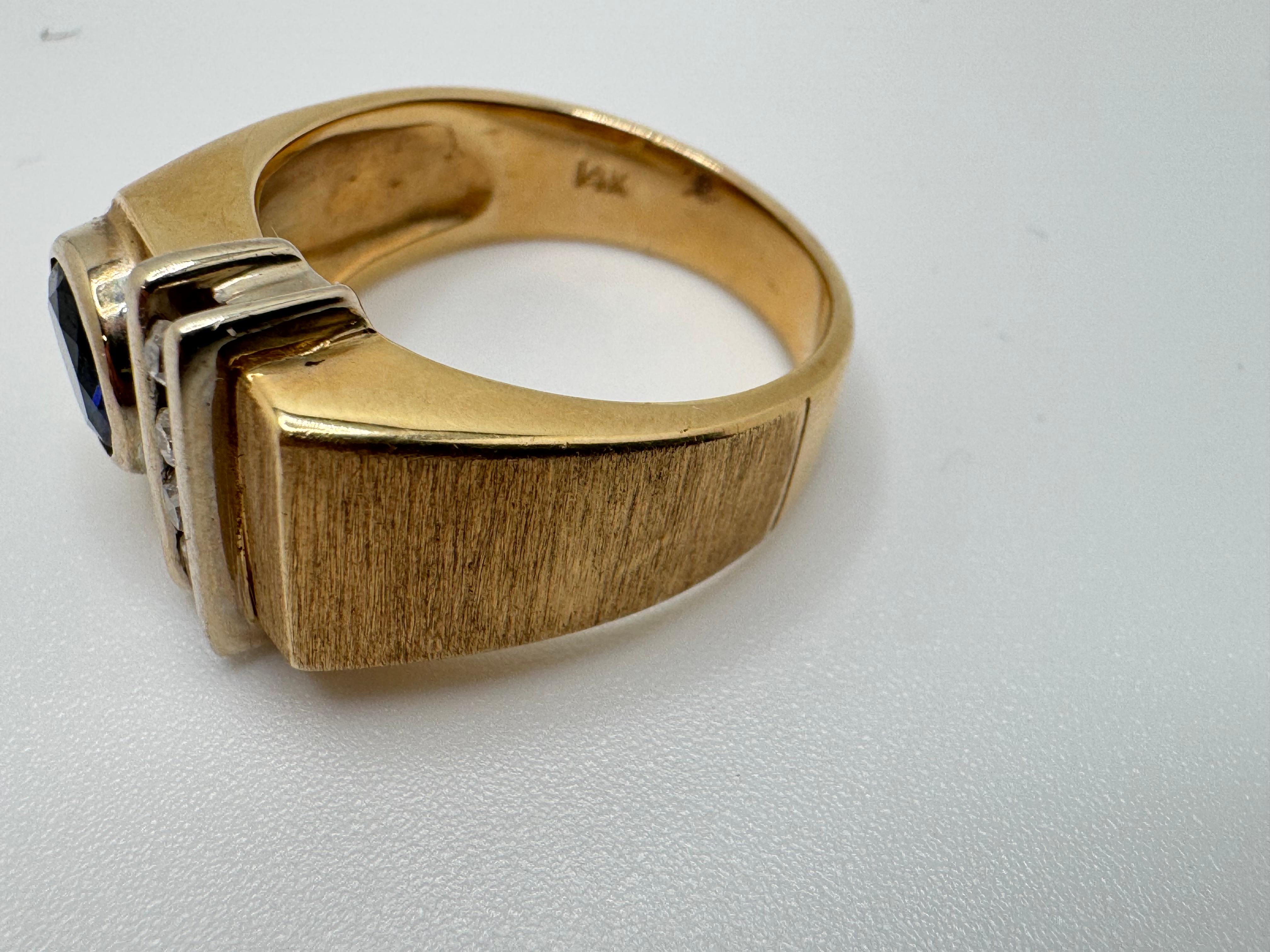 Uomo Anello con zaffiro rotondo e 3 diamanti 14K in vendita