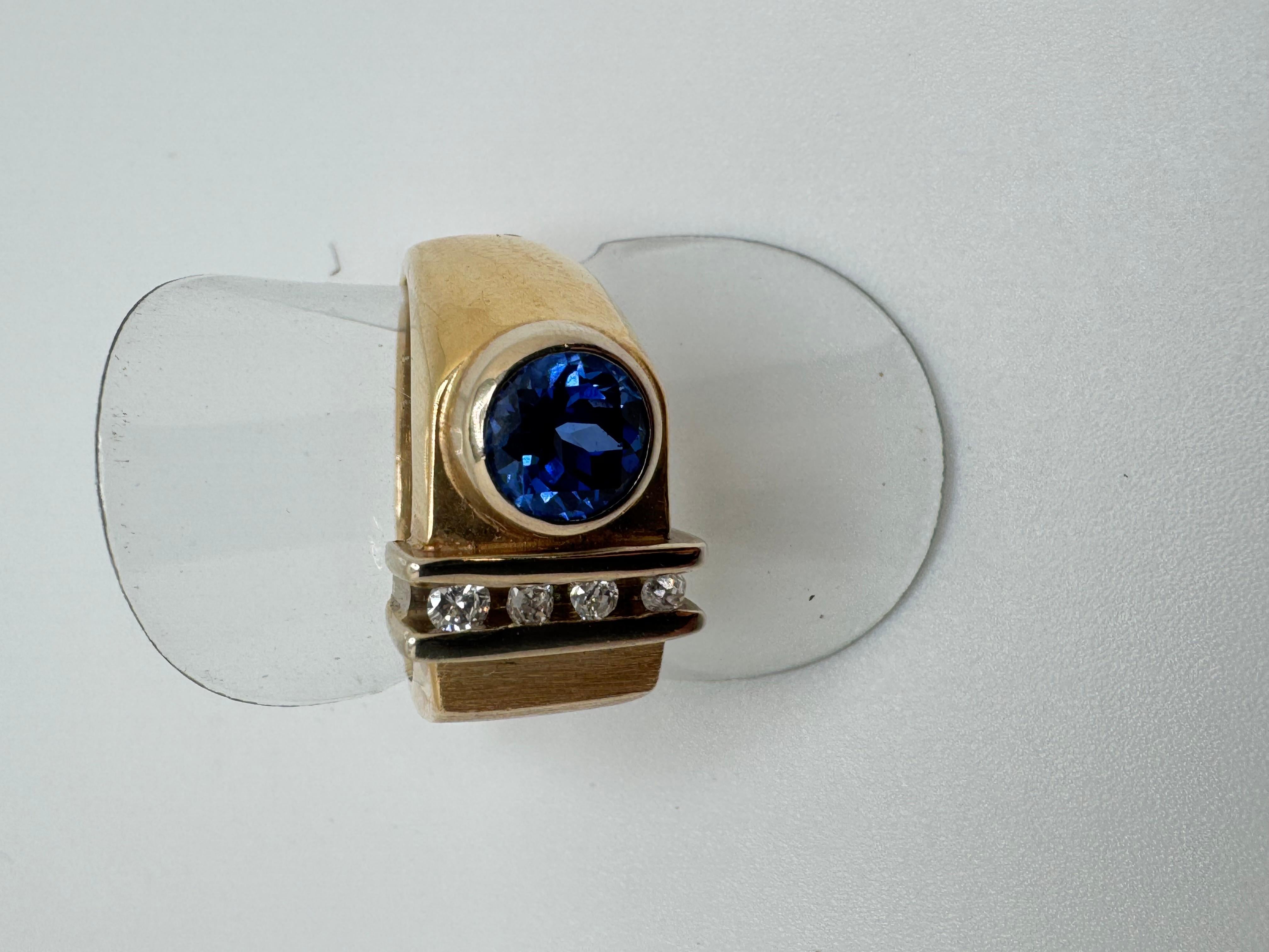 Anello con zaffiro rotondo e 3 diamanti 14K in vendita 3