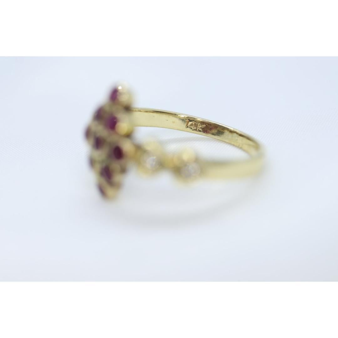 Vintage des années 1980
Taille : 7 US
MATERIAL : Or
Pierre précieuse : Rubis
Couleur des pierres : Rouge
Couleur du bracelet : jaune

Style : Art nouveau

Magnifique bague, très rare à trouver. Or jaune 14k. Poinçonné et testé comme il se doit. Des