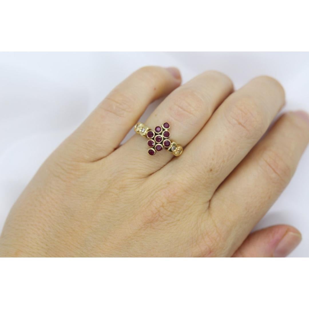 Bague en or jaune 14k avec rubis et diamants. Bague en or jaune 14k 585 sertie de diamants et de rubis en vente 3
