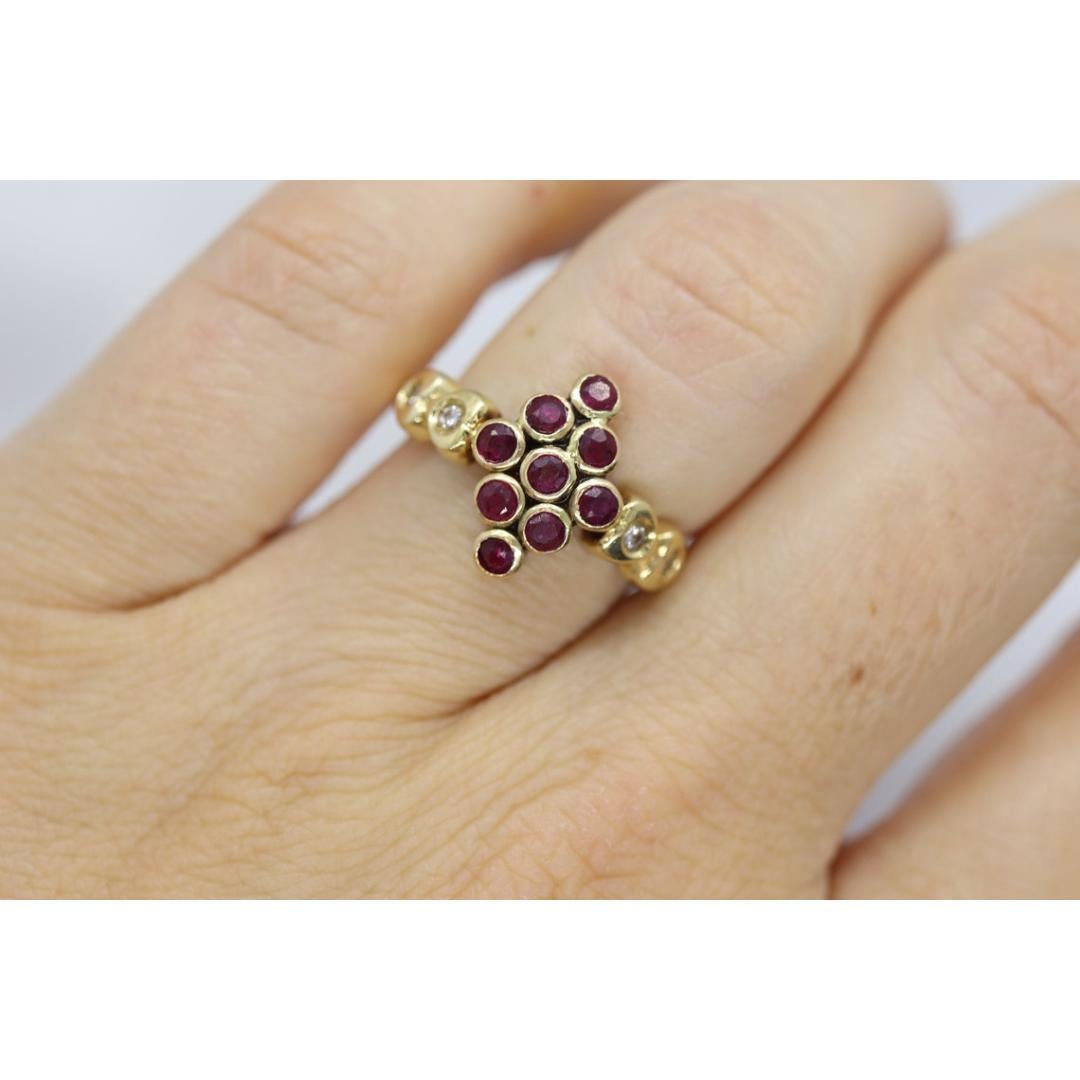 Bague en or jaune 14k avec rubis et diamants. Bague en or jaune 14k 585 sertie de diamants et de rubis en vente 4