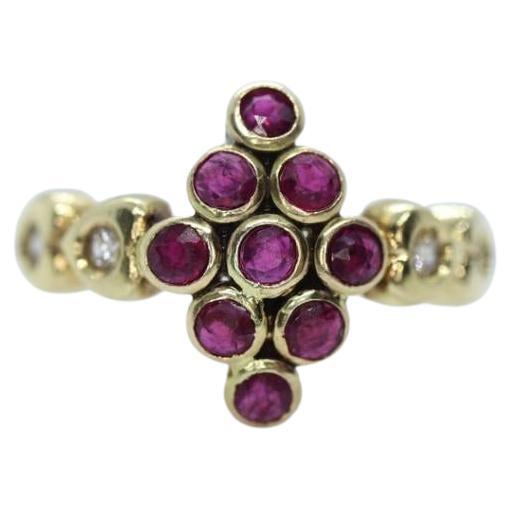 Anillo en racimo de rubíes y diamantes de 14k. Racimo de rubíes y diamantes en oro amarillo de 14k 585