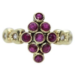 Anillo en racimo de rubíes y diamantes de 14k. Racimo de rubíes y diamantes en oro amarillo de 14k 585