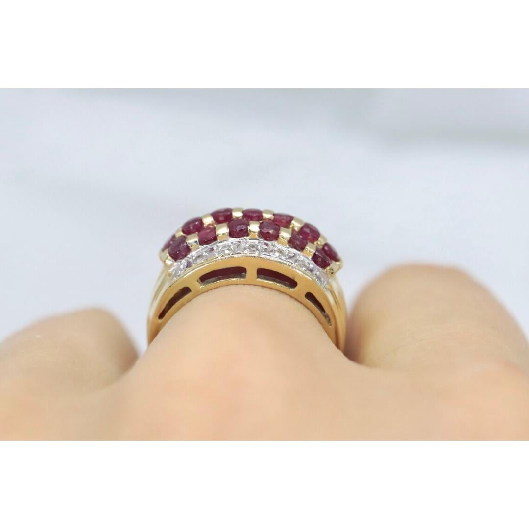 14k Rubin und Diamant breiter, mit Cluster verzierter Ring. 14k Gelbgold und Diamant 6