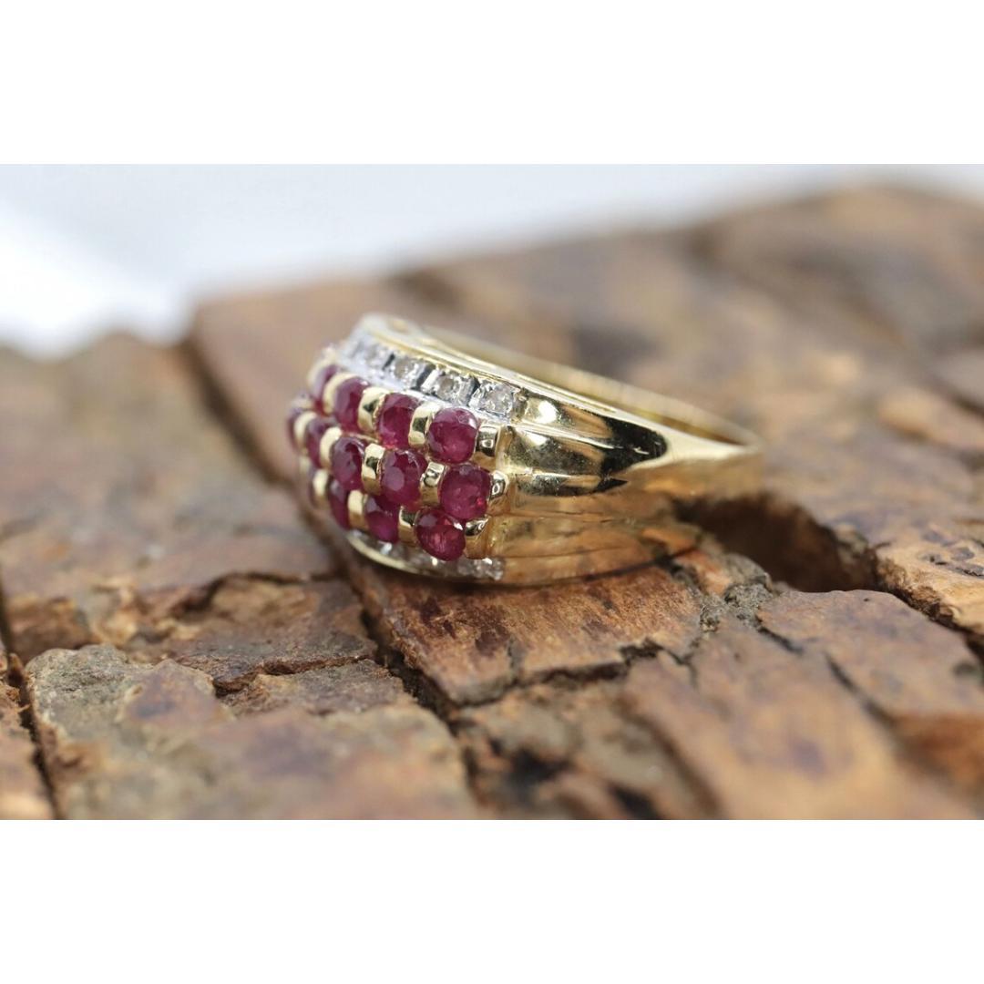 Vintage By aus den 1980er Jahren
Größe: 7 US
MATERIALIEN: Gold
Edelstein: Rubin
Farbe des Edelsteins: Rot
Bandfarbe: Gelb

Stil: Jugendstil

Wunderschöner Ring, sehr selten zu finden. 14k Gelbgold. Gepunzt und entsprechend geprüft. Runde Rubine sind