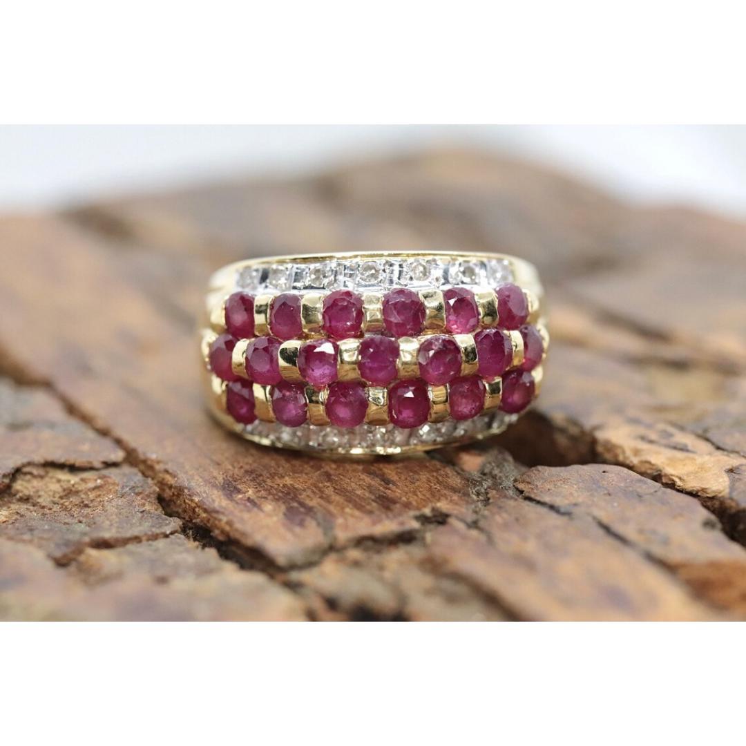 14k Rubin und Diamant breiter, mit Cluster verzierter Ring. 14k Gelbgold und Diamant im Zustand „Gut“ in Port Charlotte, FL