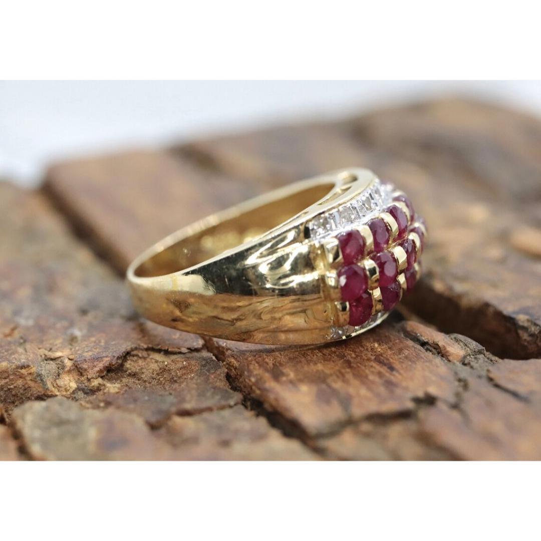 14k Rubin und Diamant breiter, mit Cluster verzierter Ring. 14k Gelbgold und Diamant Damen