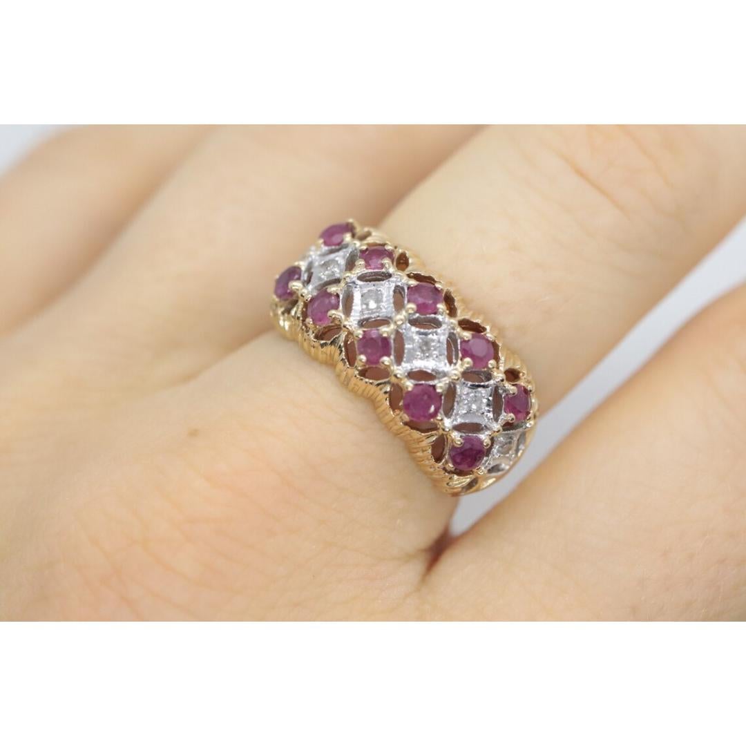 Anello in filigrana con rubino e diamanti a grappolo largo 14k. Oro giallo 14k e diamanti In condizioni buone in vendita a Port Charlotte, FL
