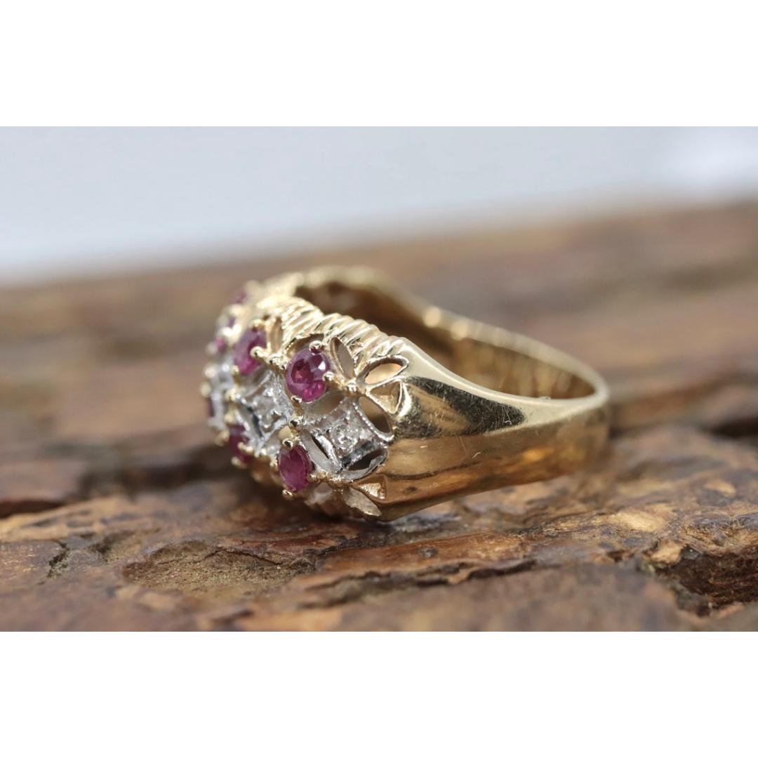 Donna Anello in filigrana con rubino e diamanti a grappolo largo 14k. Oro giallo 14k e diamanti in vendita