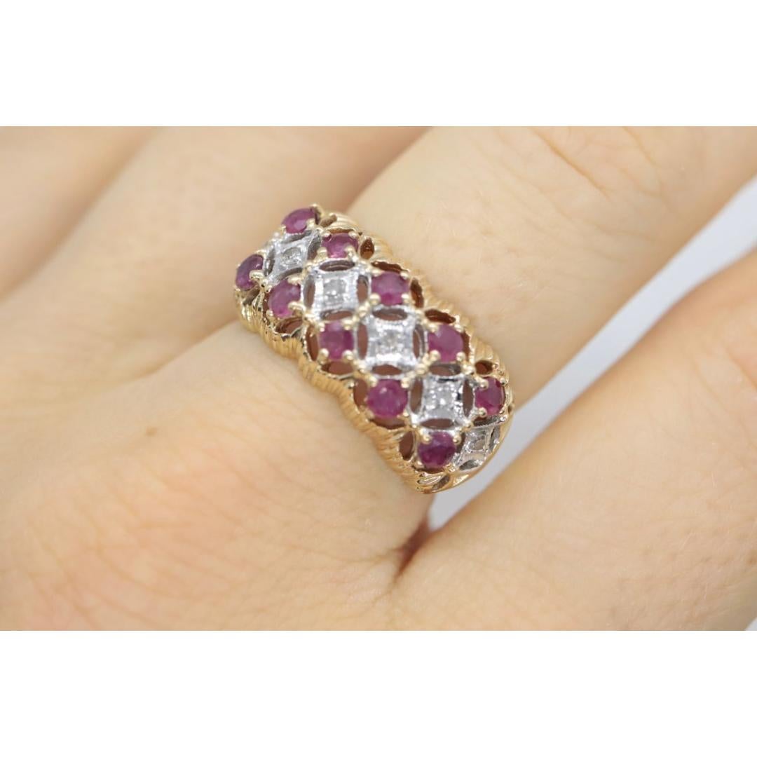 Anello in filigrana con rubino e diamanti a grappolo largo 14k. Oro giallo 14k e diamanti in vendita 2